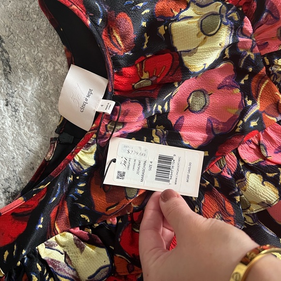 Cinq a sept size 4 Great with tights and heels. Only worn once. Originally $465 - Picture 3 of 4